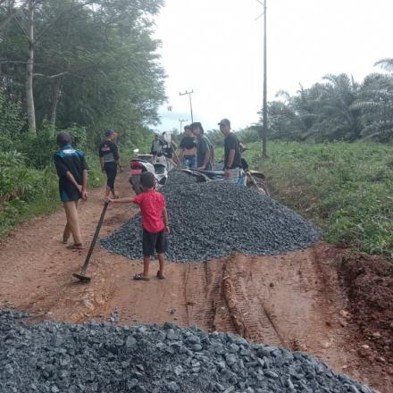 MIMPI YANG TERWUJUD: PEMBANGUNAN JALAN POROS DESA BARU